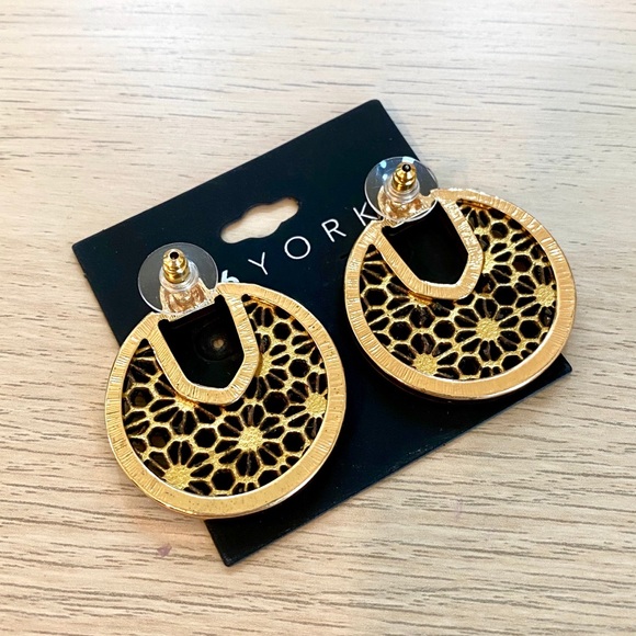 86 York - Gold Leather Earrings - Picture 3 of 3